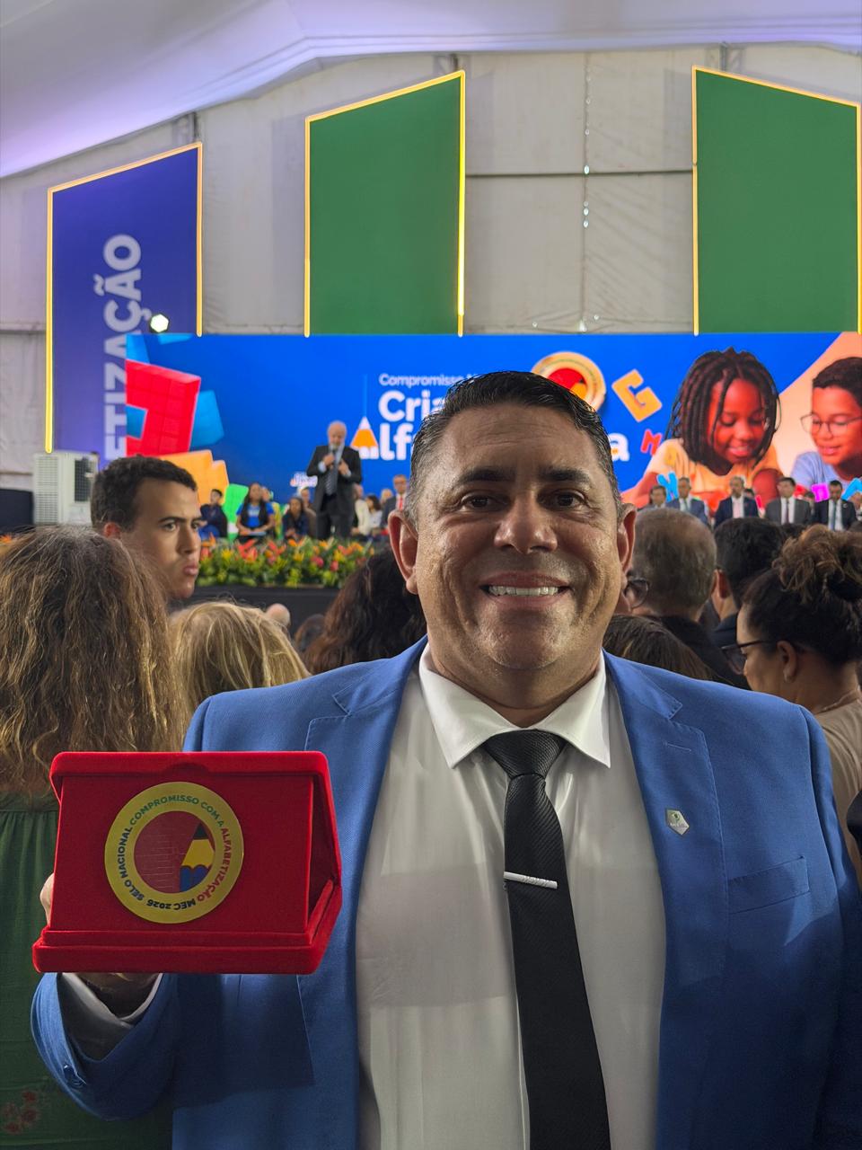 Prefeito João Neto recebe Selo Ouro do MEC em Brasília e destaca avanço da educação em Aparecida