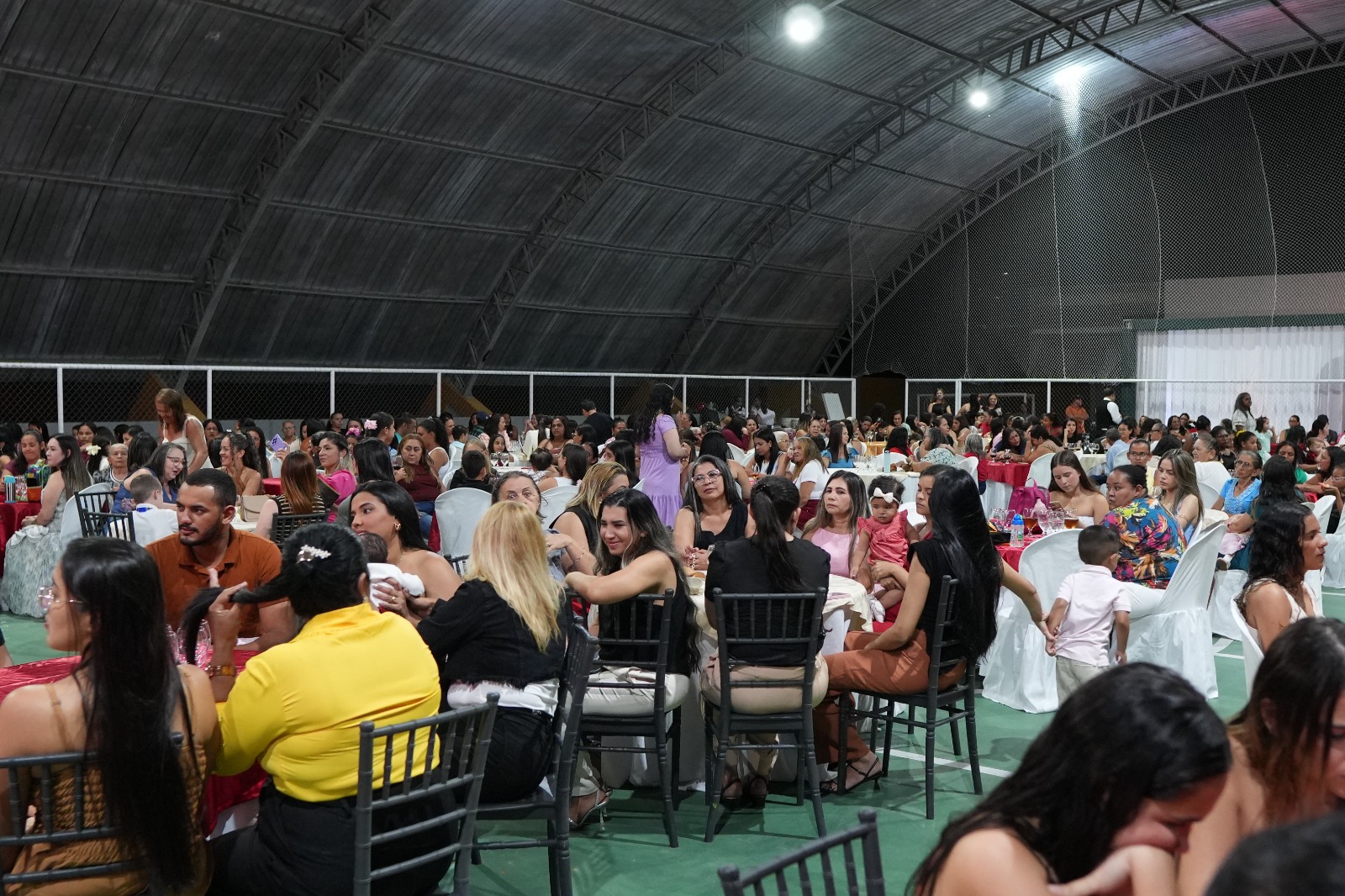 Prefeitura de Bernardino Batista mantém tradição e realiza festa das mães com jantar, bingo e show