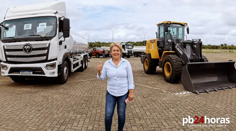 Prefeitura de Uiraúna recebe caminhão-pipa e pá carregadeira para reforçar a infraestrutura do município.