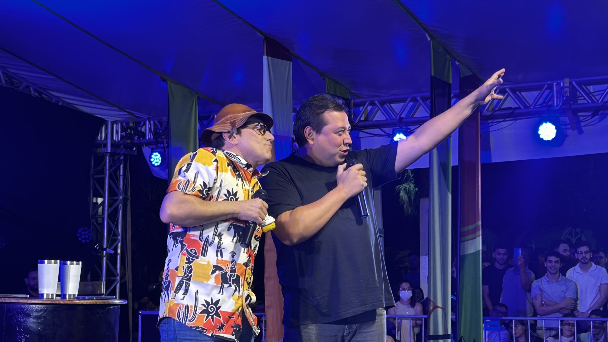 FENACUT faz história em Luís Gomes com show de Mução e Renan da Resenha lotando a praça