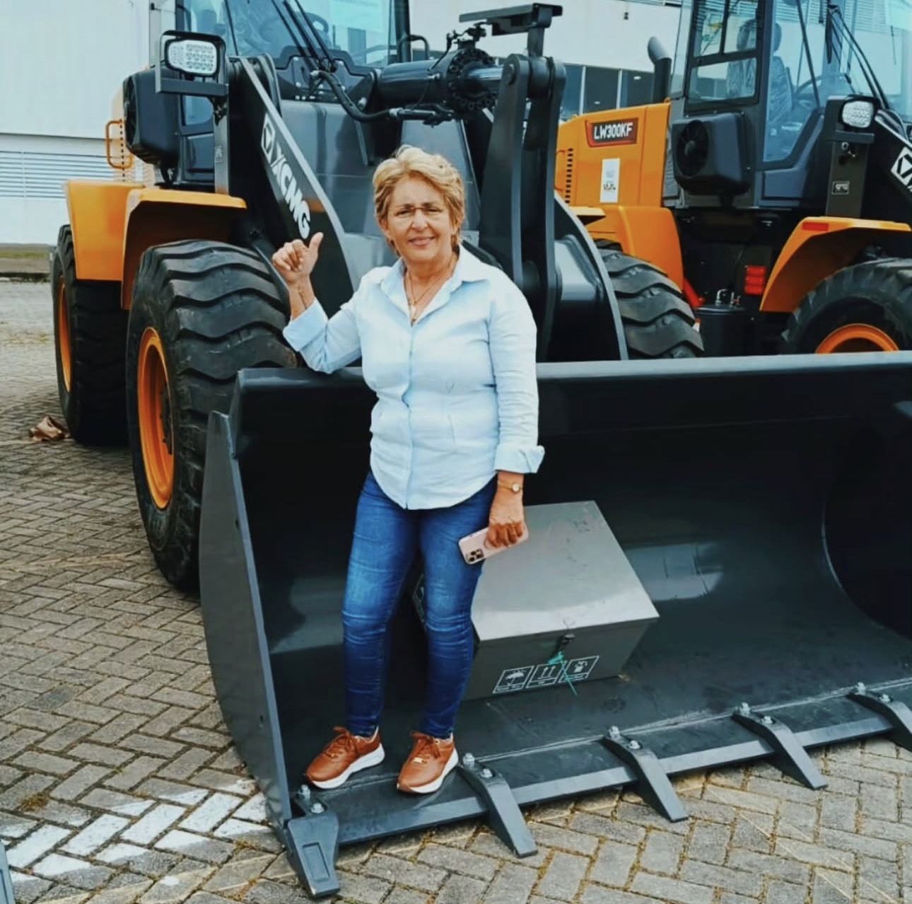 Conquista: prefeita Leninha Romão garante pá mecânica para reforçar a infraestrutura de Uiraúna e agradece ao Deputado Wellington Roberto