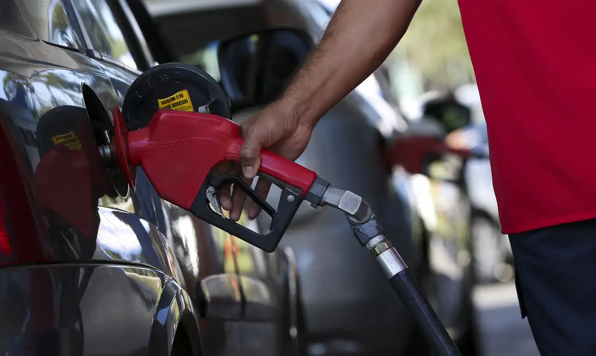 Governo adia reunião que pode aumentar etanol na gasolina para 32%