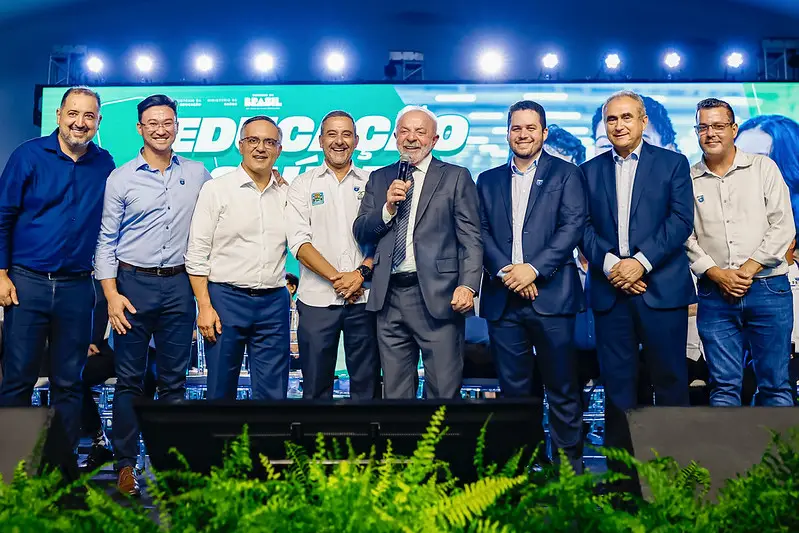 Valdemar ‘vai bater neles’, diz Lula após posar com prefeitos do PL em evento