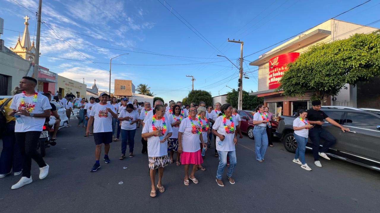 Bloquinho da melhor idade desfila pelas ruas da cidade celebrando o carnaval em Bernardino Batista