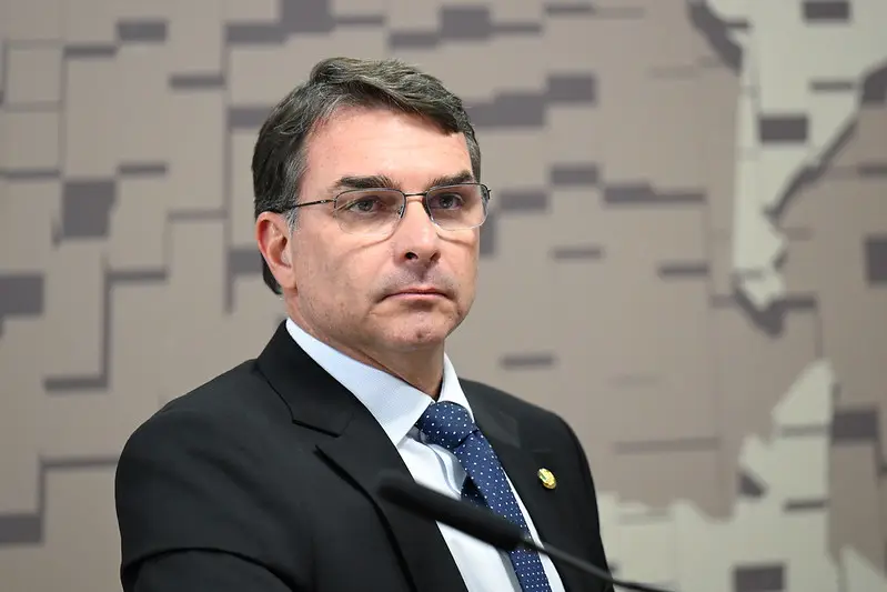 Justiça manda petista apagar post que associa Flávio Bolsonaro ao nazismo