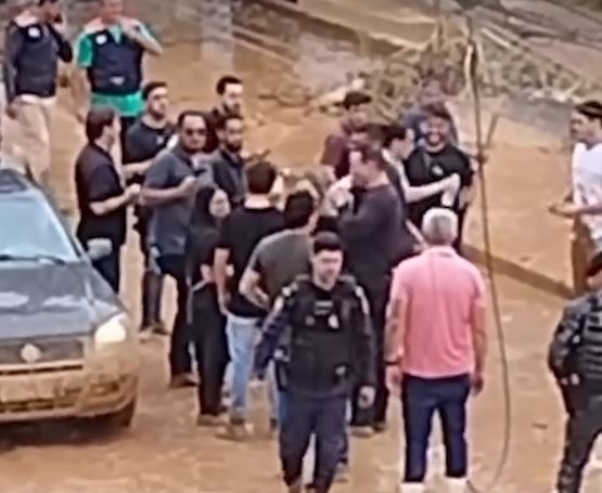 Nikolas é criticado por bloquear rua alagada em MG para fazer gravação