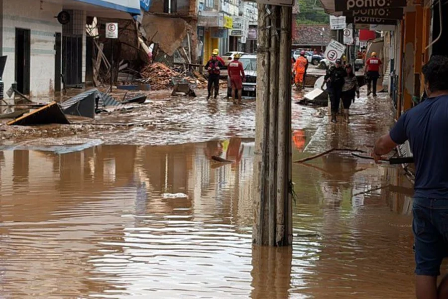 Sobe para 70 o número de mortos após fortes chuvas em Minas Gerais
