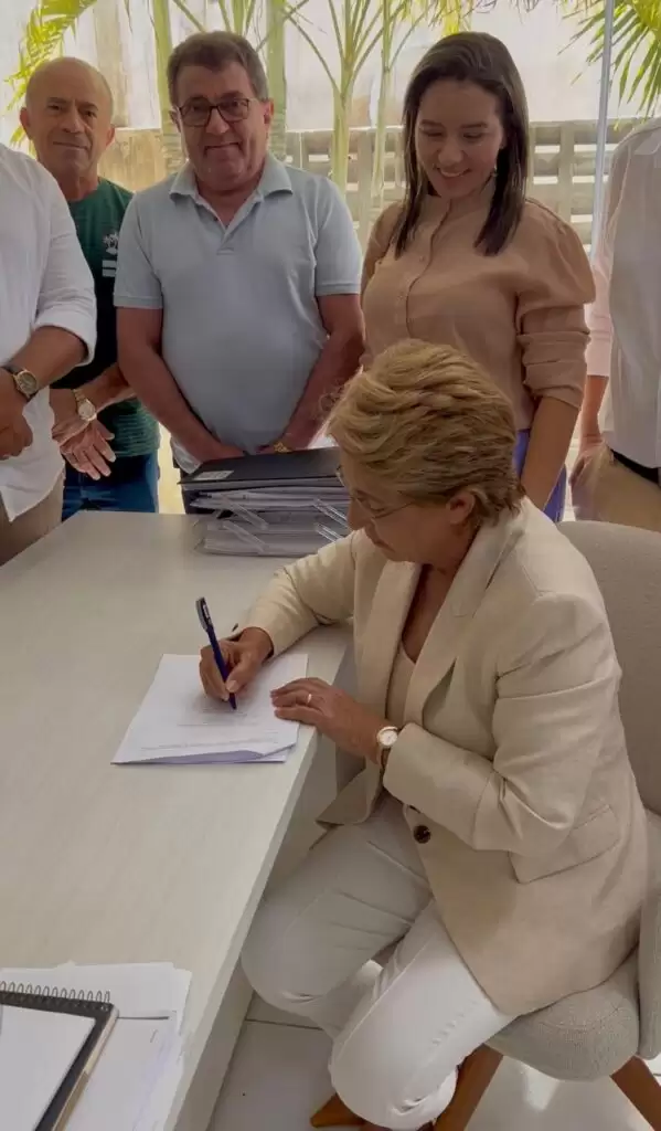 Prefeita Leninha Romão assina convênio com Faculdade Santa Maria