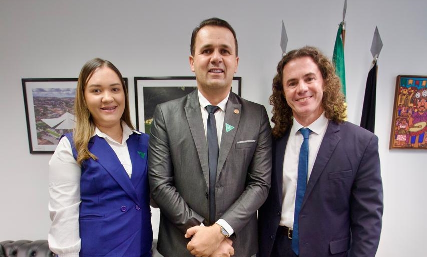 Prefeito Aldo Andrade e primeira-dama Flávia Thaisa são recebidos no gabinete do senador Veneziano Vital em Brasília