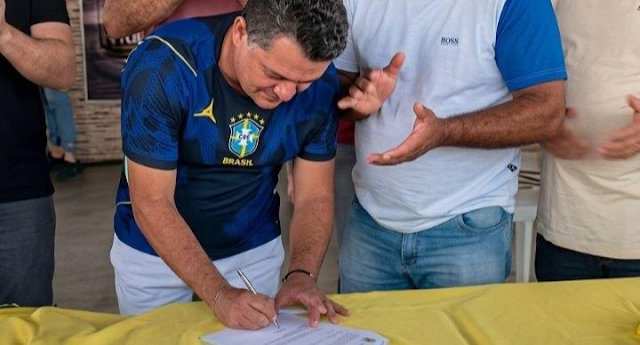 Prefeito Luís Claudino assina ordem de serviço para construção do Estádio de Futebol da Vila Brejo das Freiras