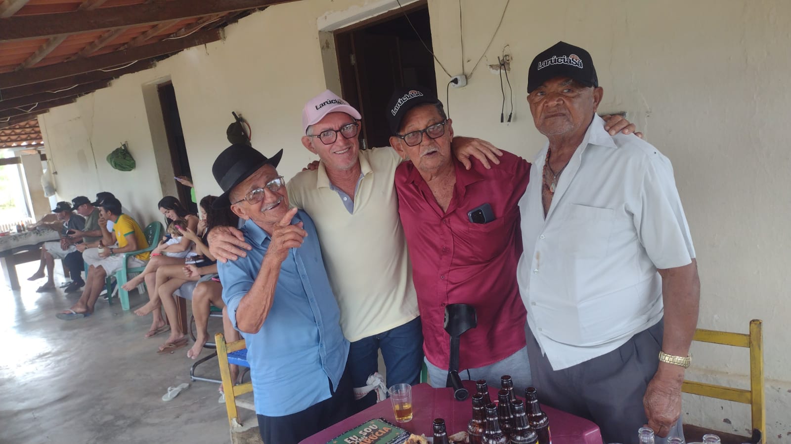 Vereador Carlos Medeiros é  recepcionado por amigos na zona rural de São João do Rio do Peixe