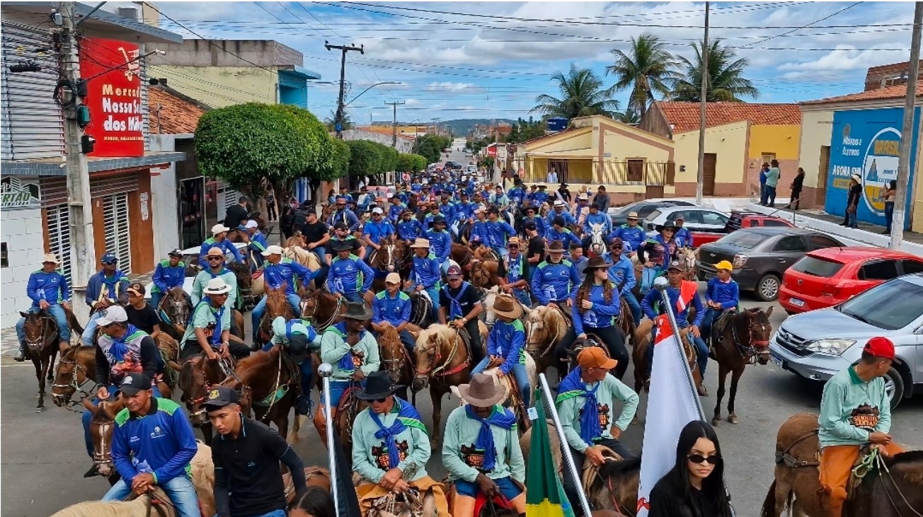 Tradição na sela: 13ª Cavalgada tropeiros da Serra encerra o Forropad com shows na praça do caju em Bernardino Batista