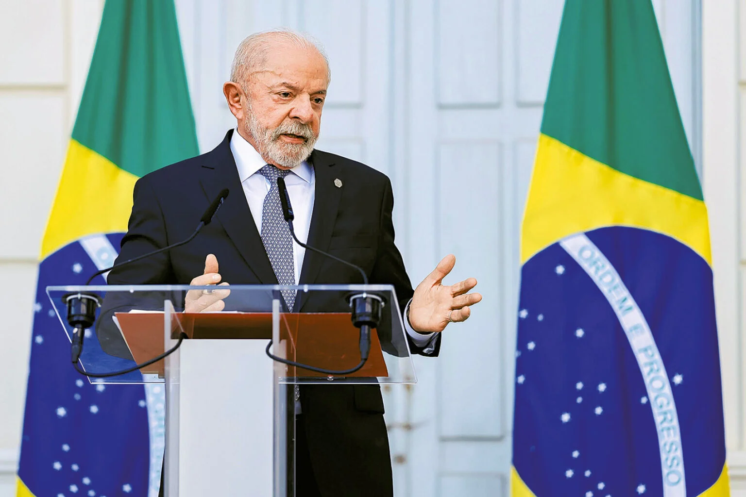 Lula pede que Trump “não se meta”