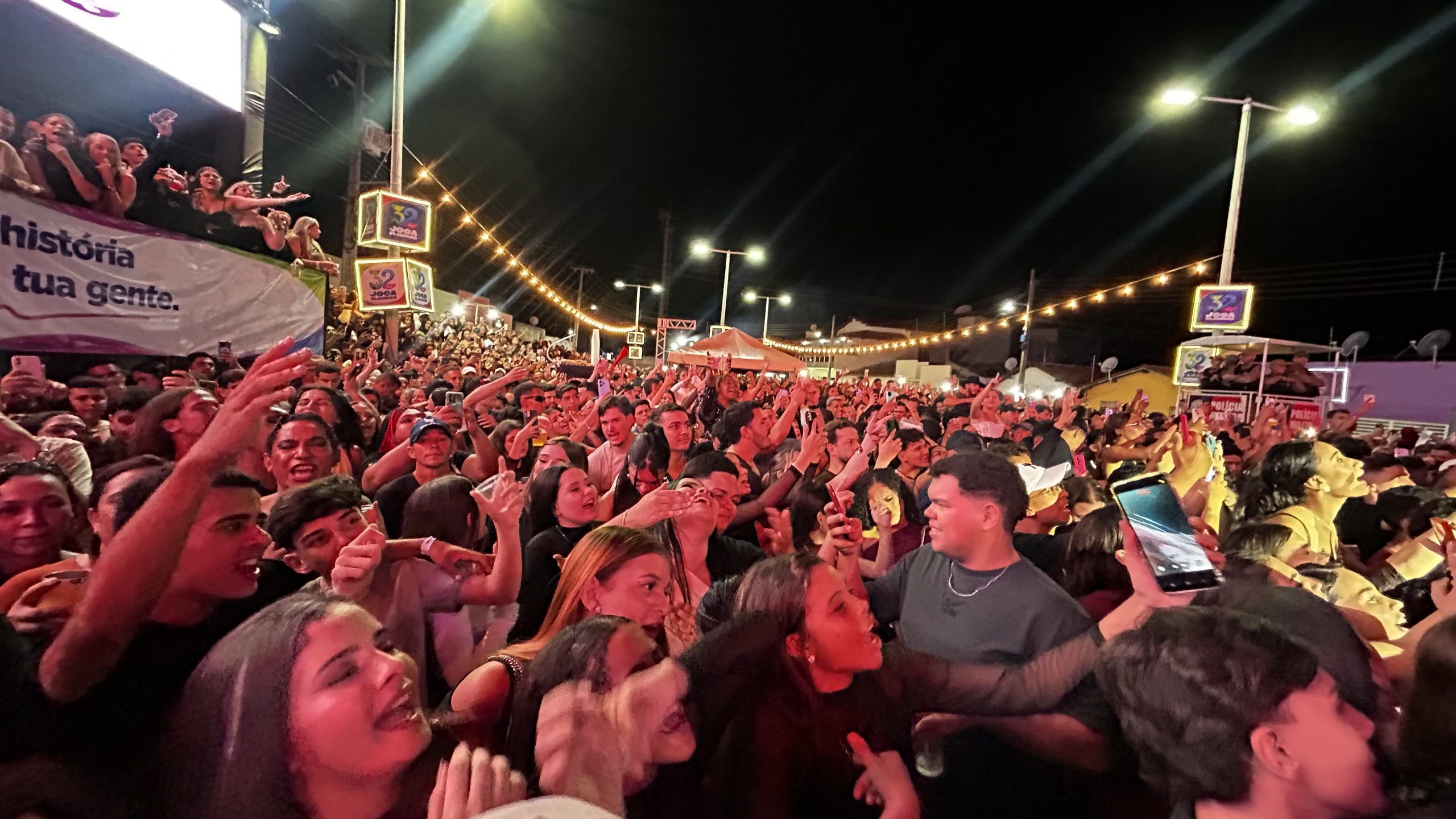 Joca Claudino vive noite histórica e lota praça de eventos em festa de 32 anos