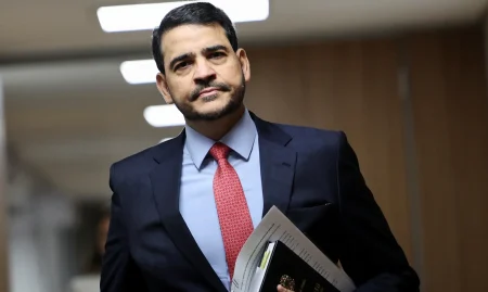 2026-04-09T194808Z_1_LYNXMPEM381A9_RTROPTP_4_BRAZIL-POLITICS