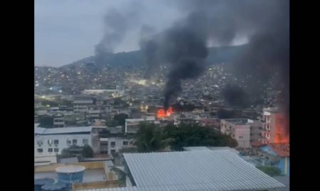 a0e07c86-cerco-ao-comando-vermelho-transformou-complexo-da-penha-em-cenario-de-guerra-no-rio-foto-reproducao-x-@marcelinhocaa-1