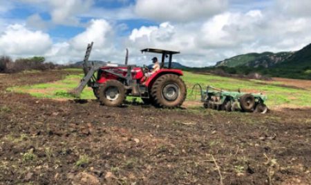 agricultor_trator_corte_terra_rural_5ff30fdf80b78